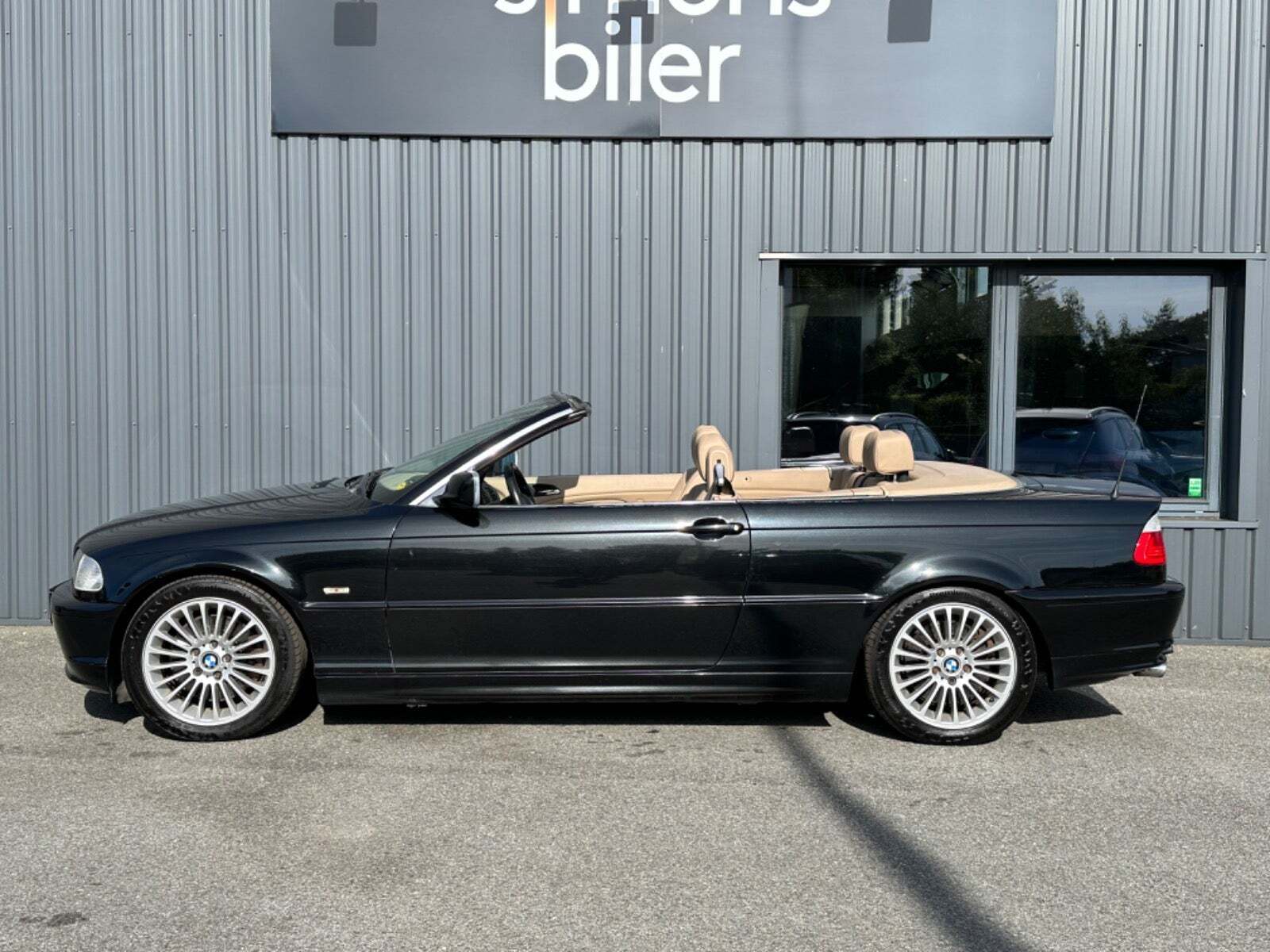 Sort BMW 330Ci fra 2002 set udefra