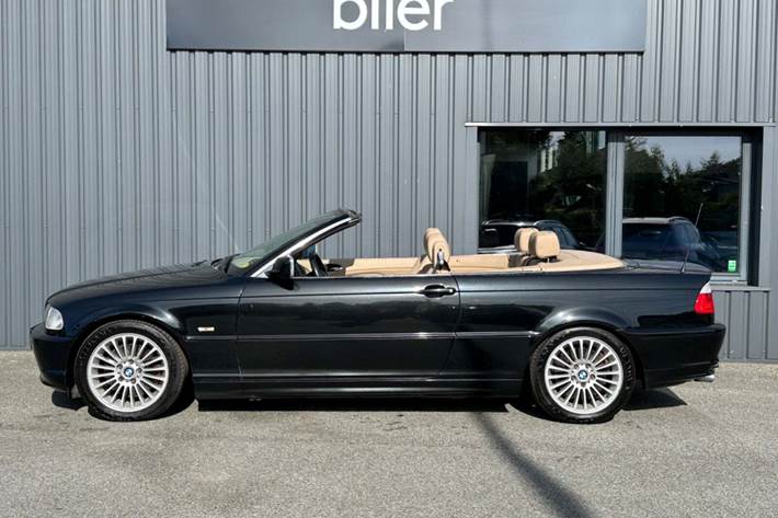 Sort BMW 330Ci fra 2002 set udefra