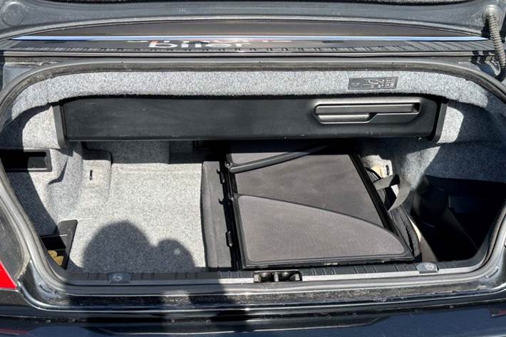 Sort BMW 330Ci fra 2002 set udefra