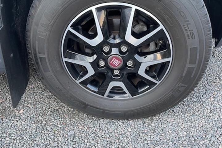 Hvid Fiat Knaus fra 2019