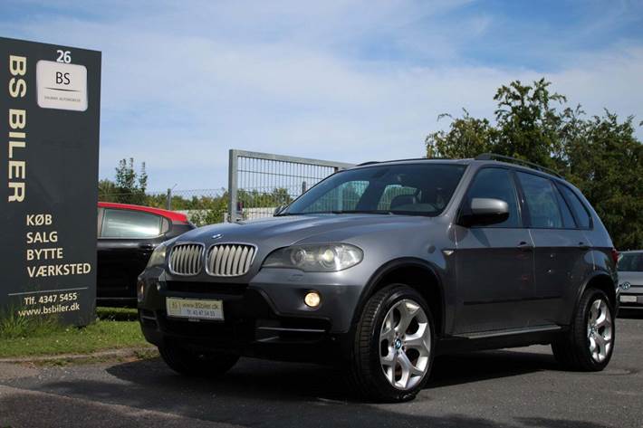Grå BMW X5 fra 2007 set udefra