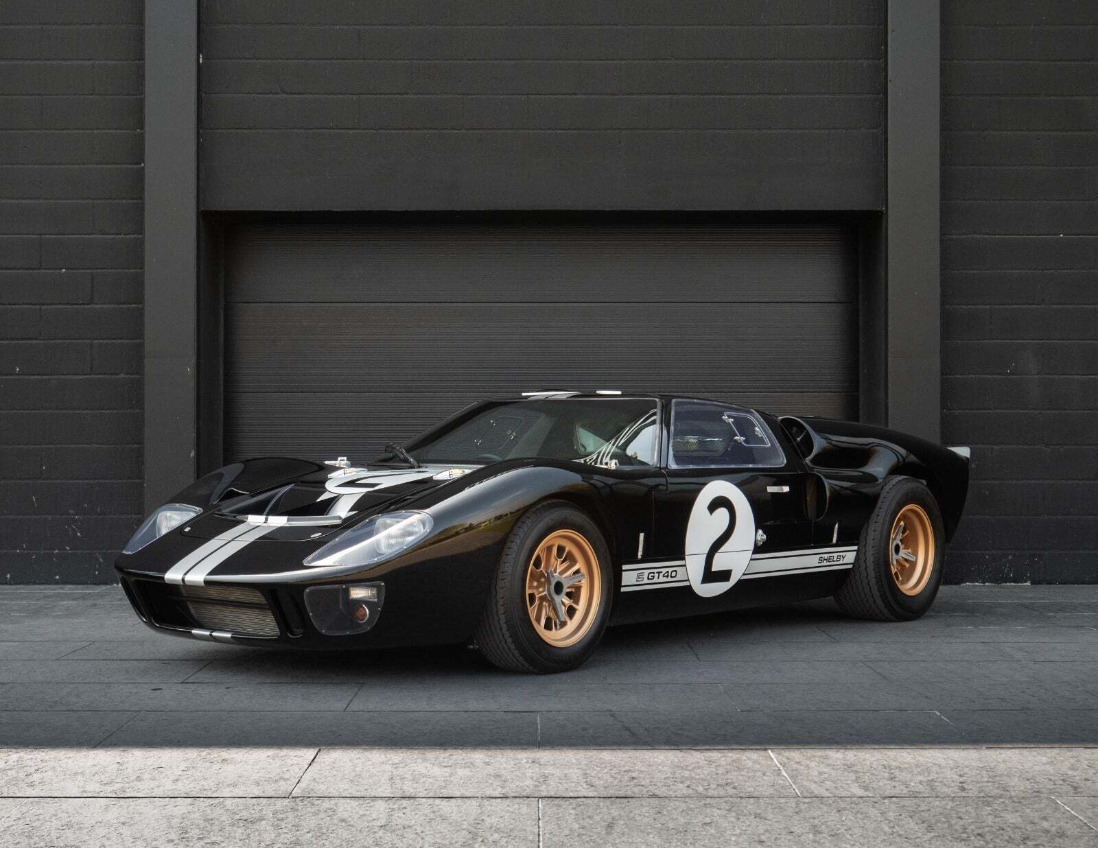 Sort Ford GT40 fra 1966 set udefra