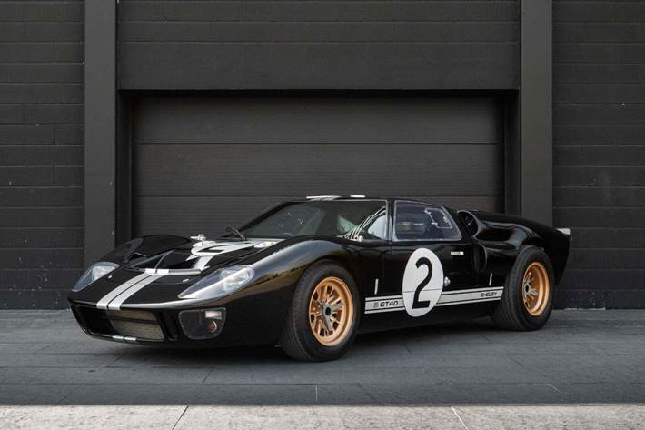 Sort Ford GT40 fra 1966 set udefra