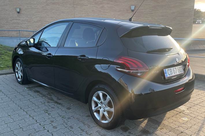 Sort Peugeot 208 fra 2016