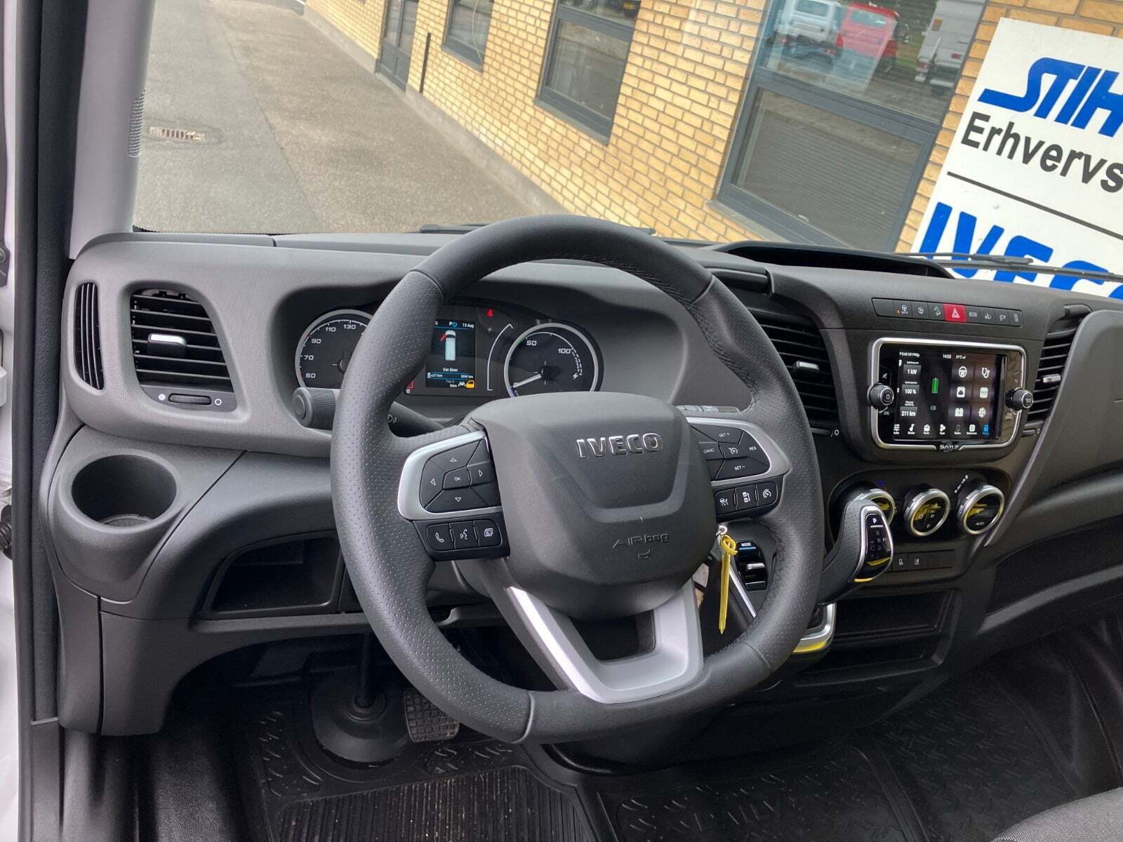 Hvid Iveco eDaily fra 2024 set indefra