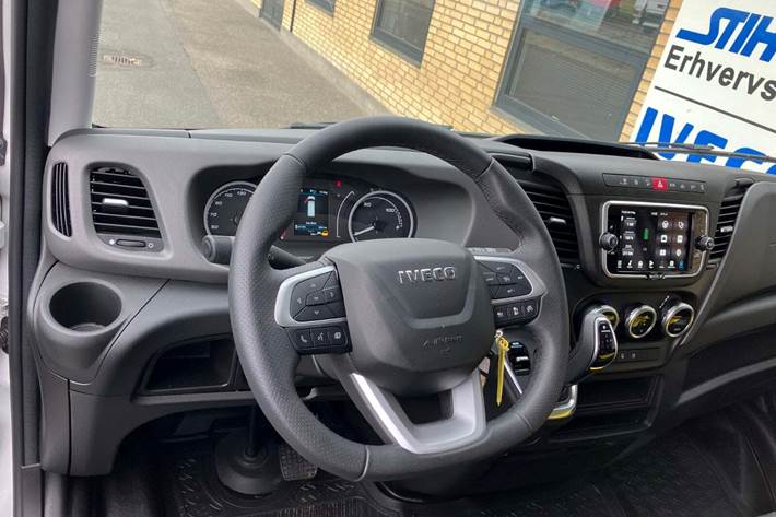 Hvid Iveco eDaily fra 2024 set indefra