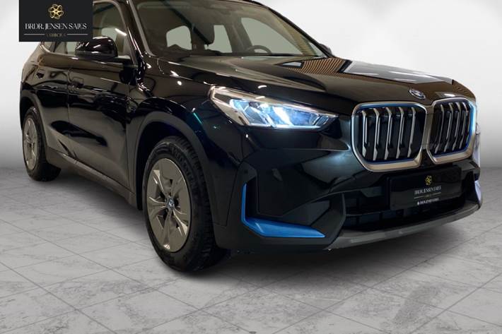 Sort BMW iX1 fra 2023 set udefra