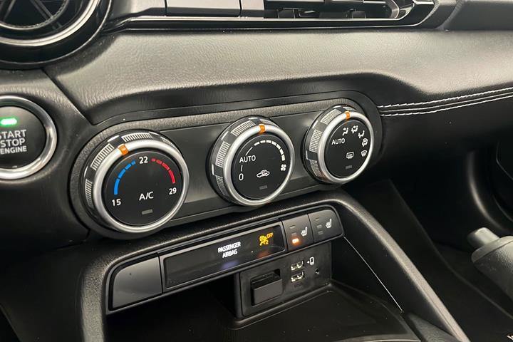 Sort Mazda MX-5 fra 2023