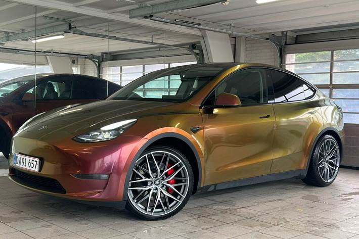 Hvid Tesla Model Y fra 2023 set udefra