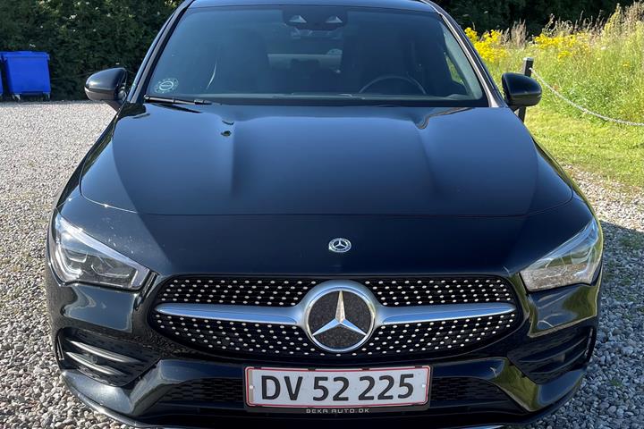Sort Mercedes 200 fra 2020