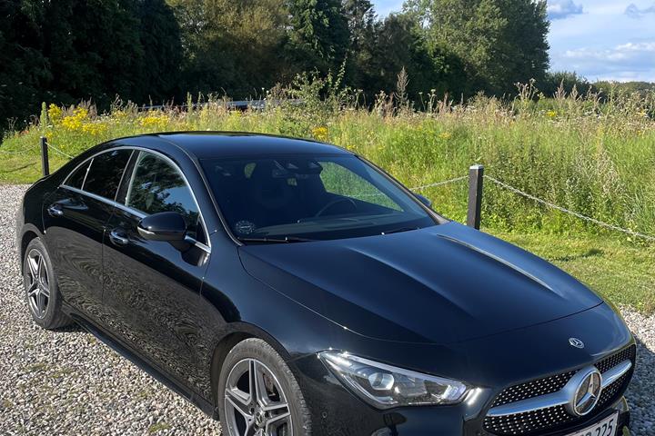 Sort Mercedes 200 fra 2020