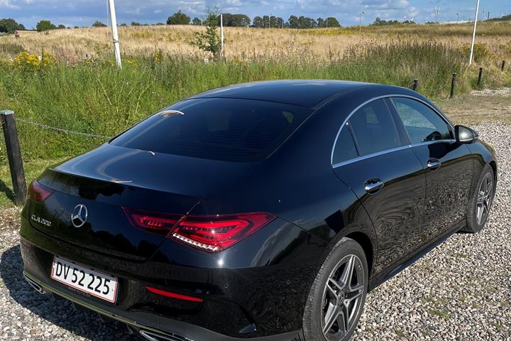 Sort Mercedes 200 fra 2020