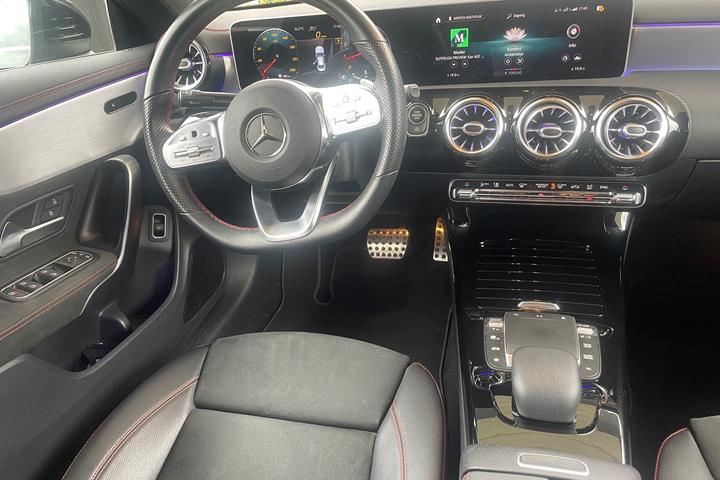 Sort Mercedes 200 fra 2020