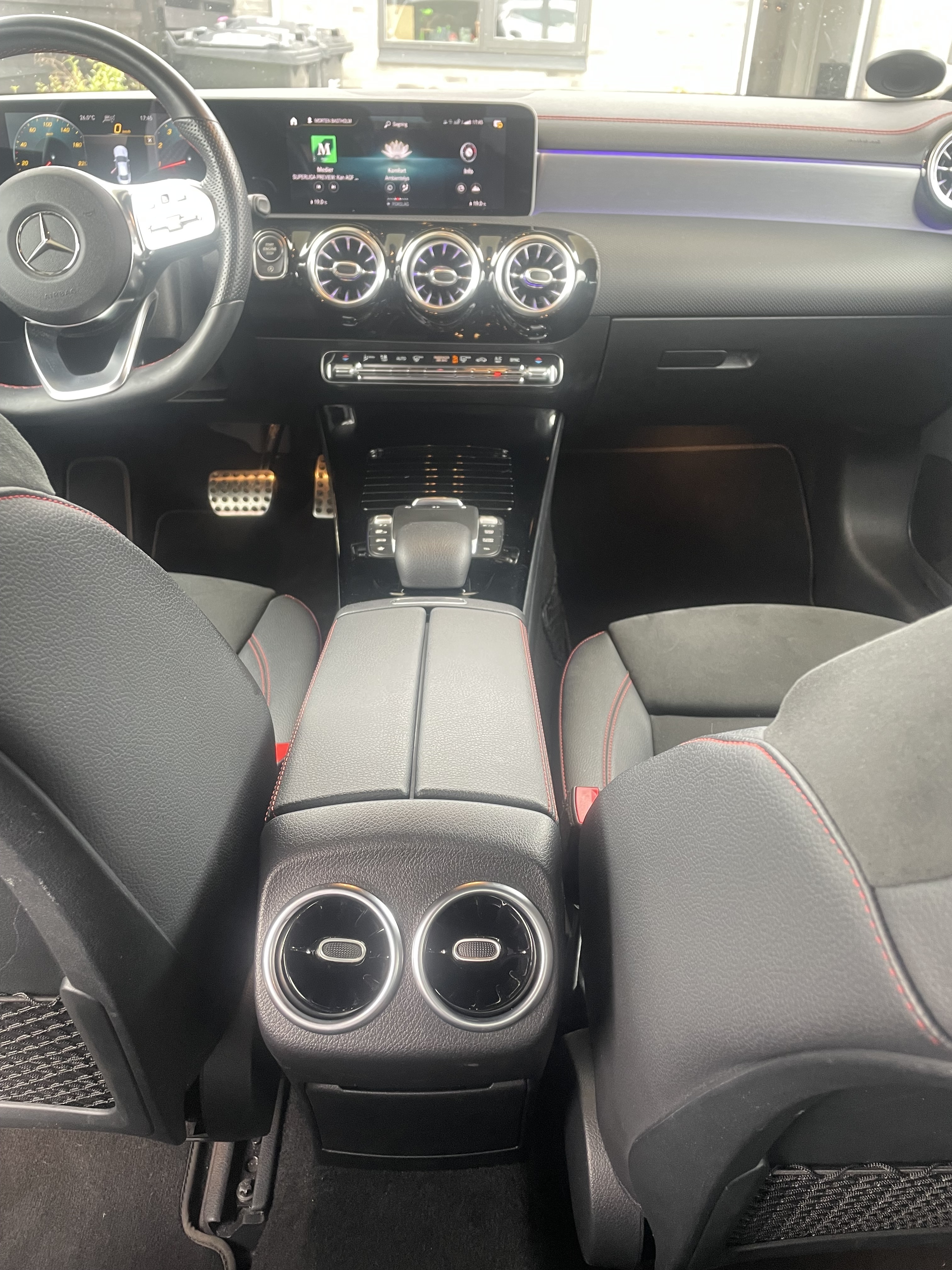 Sort Mercedes 200 fra 2020