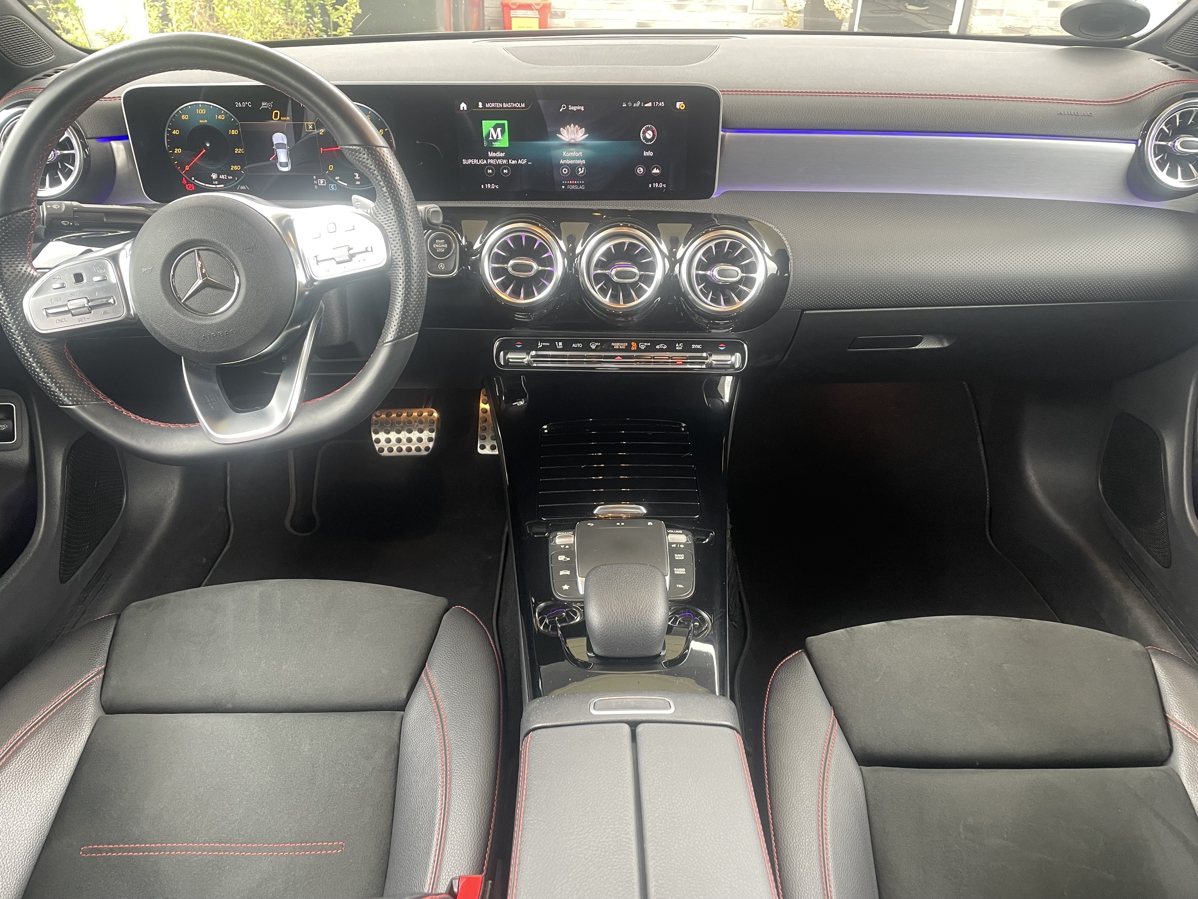 Sort Mercedes 200 fra 2020