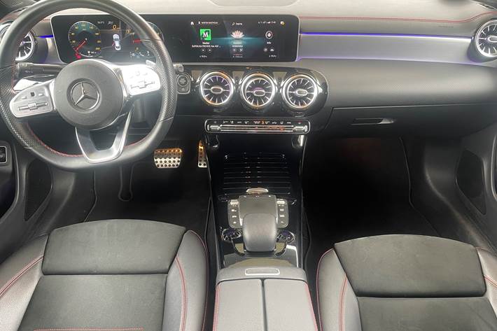 Sort Mercedes 200 fra 2020