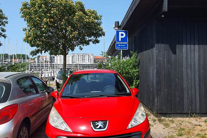 Rød Peugeot 207 fra 2008