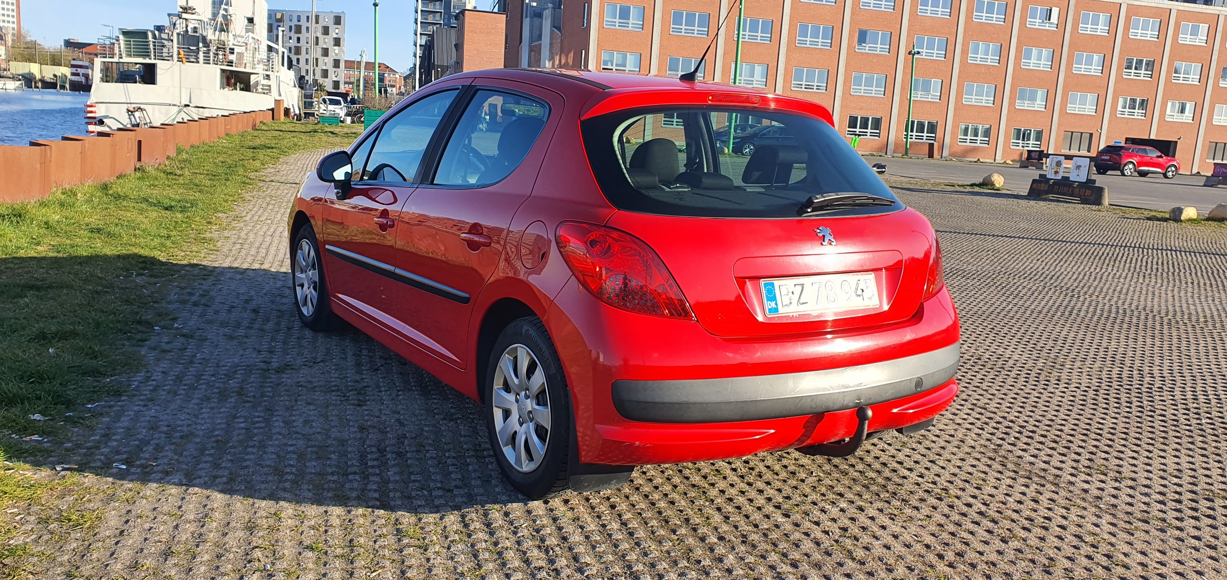 Rød Peugeot 207 fra 2008