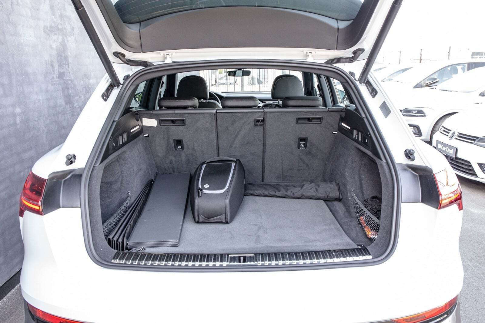 Hvid Audi e-tron fra 2021