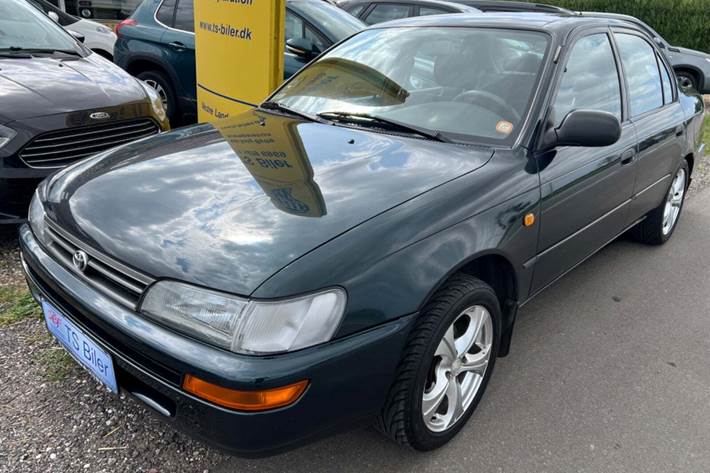 Grøn Toyota Corolla fra 1995 set udefra