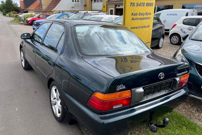 Grøn Toyota Corolla fra 1995