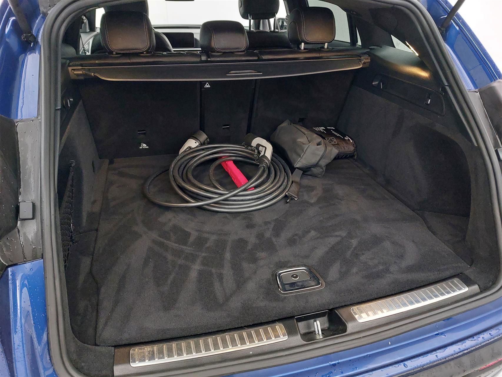 Blå Mercedes EQC fra 2020