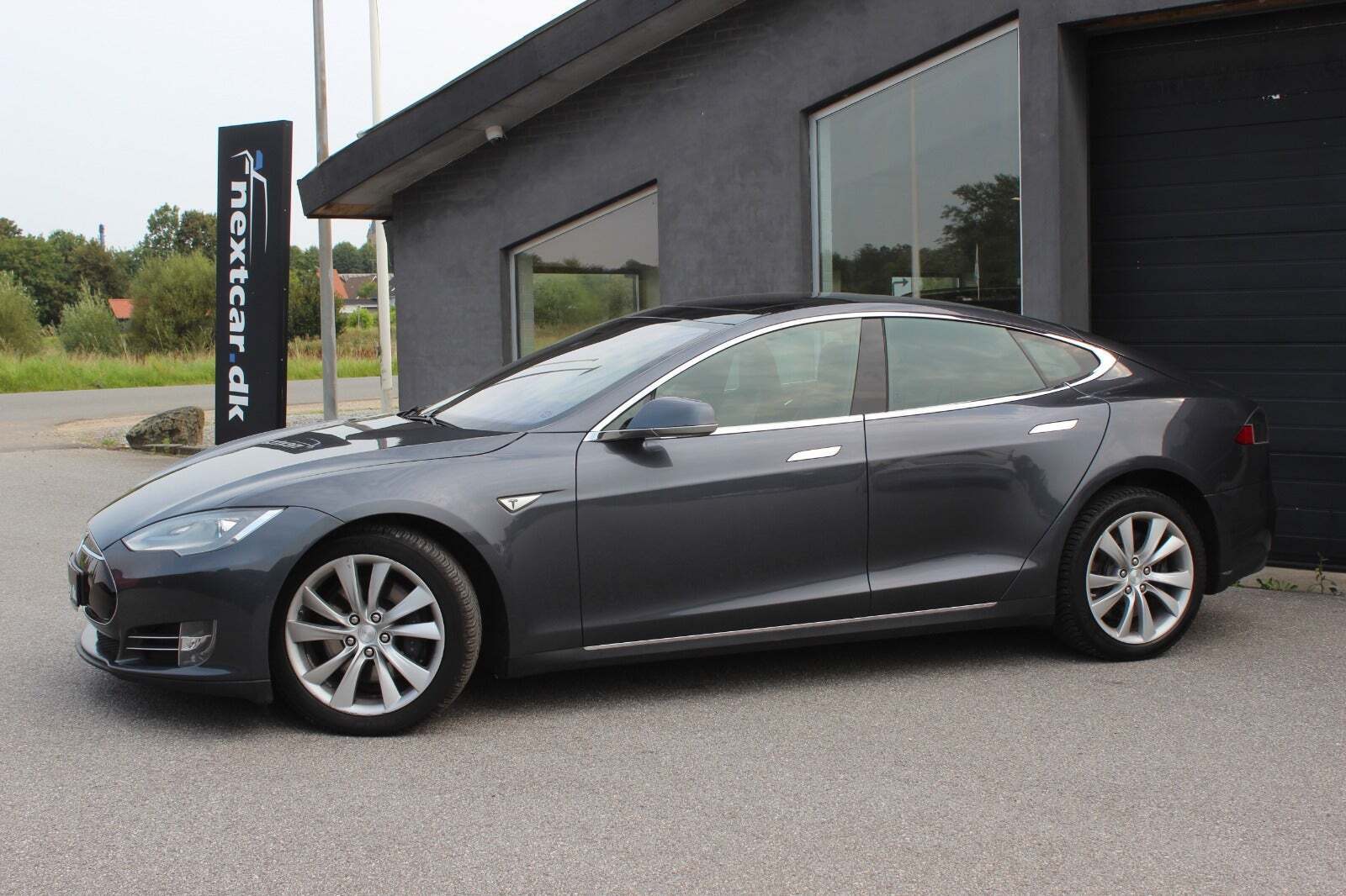 Grå Tesla Model S fra 2016