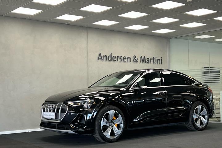 Sort Audi e-tron fra 2021 set udefra