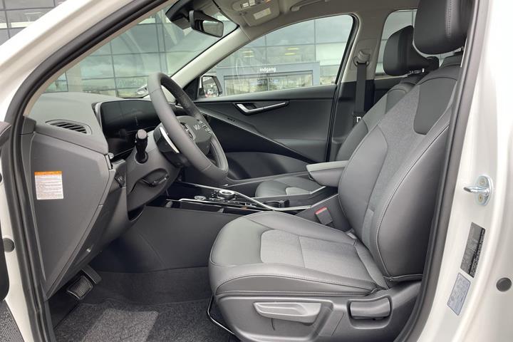 Hvid Kia Niro fra 2022 set indefra