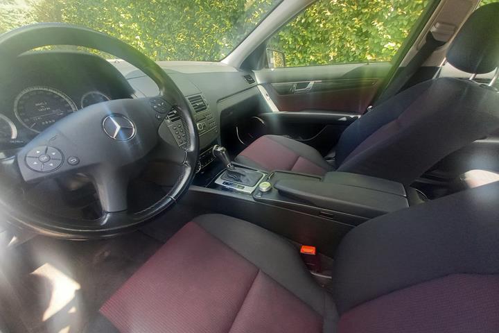 Sort Mercedes 200 fra 2010