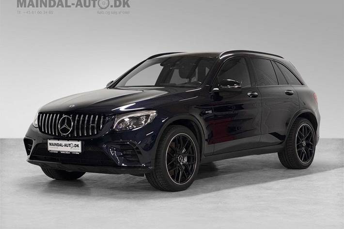 Rød Mercedes GLC43 fra 2018 set udefra