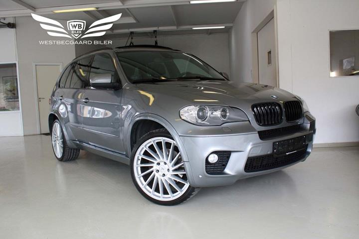 Grå BMW X5 fra 2012 set udefra