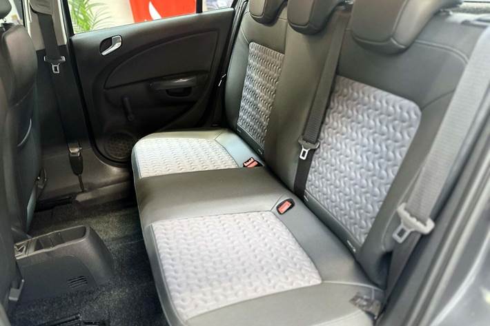 Grå Opel Corsa fra 2012