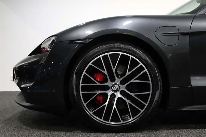 Grå Porsche Taycan 4S fra 2021 set udefra