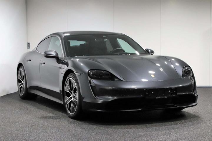 Grå Porsche Taycan 4S fra 2021 set udefra