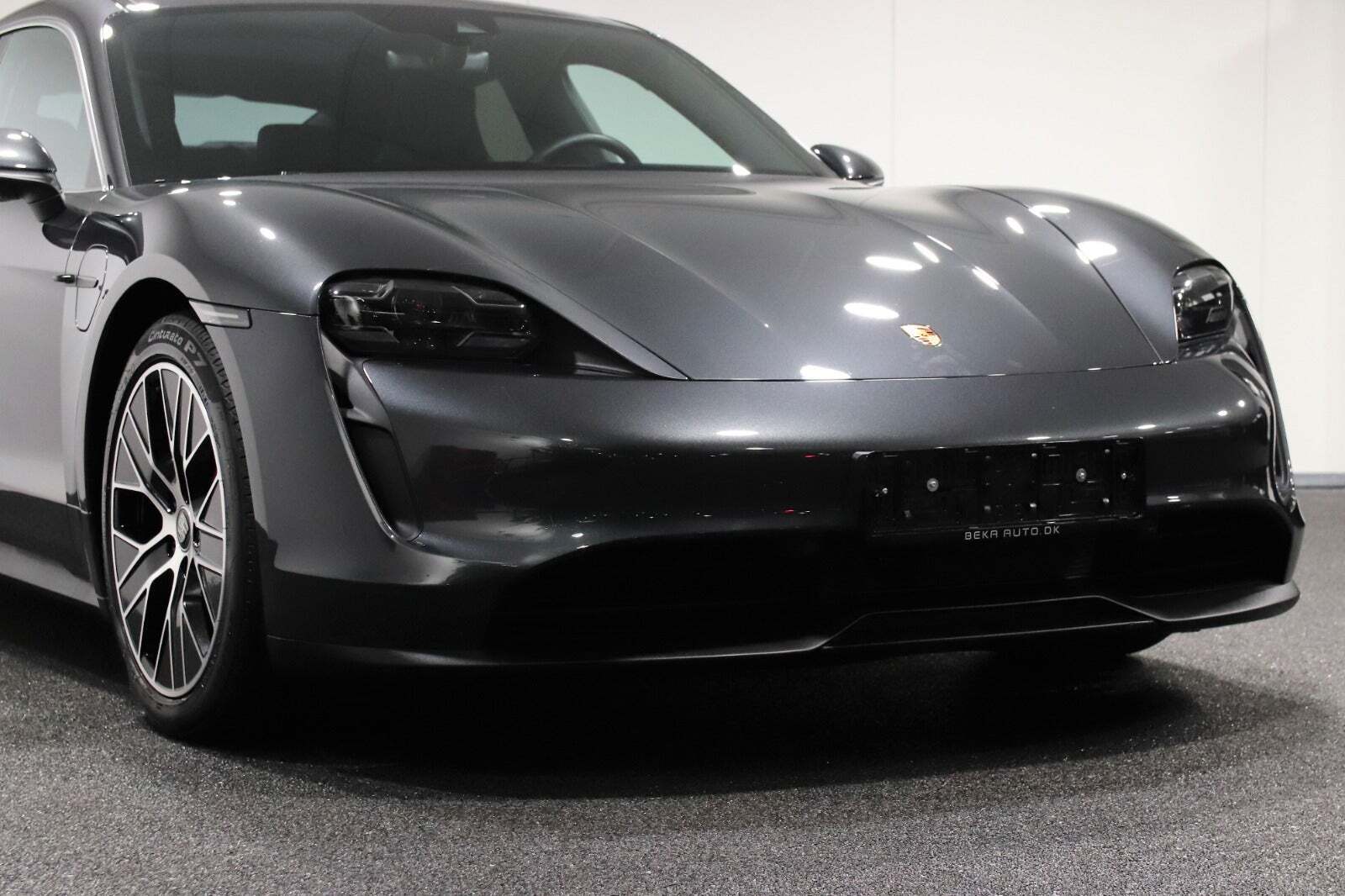 Grå Porsche Taycan 4S fra 2021 set udefra