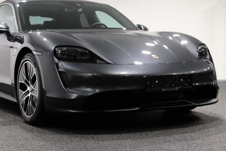 Grå Porsche Taycan 4S fra 2021 set udefra