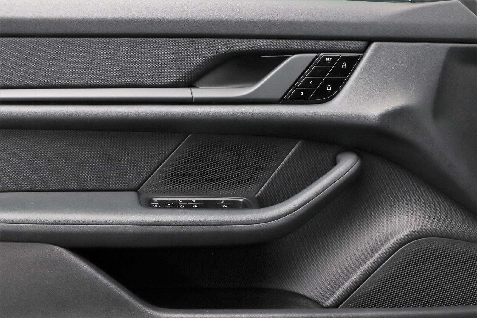 Grå Porsche Taycan 4S fra 2021