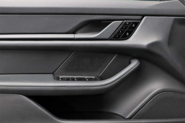 Grå Porsche Taycan 4S fra 2021