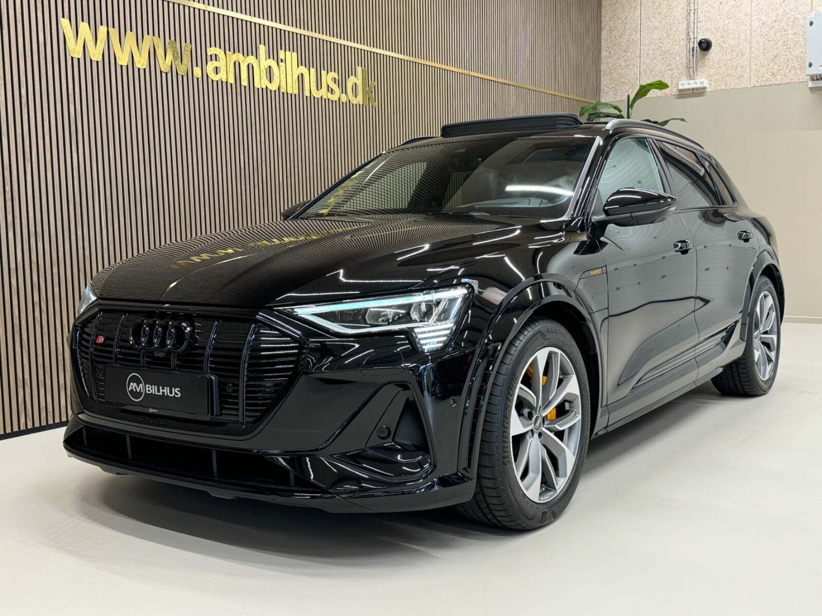 Sort Audi e-tron S fra 2022 set udefra