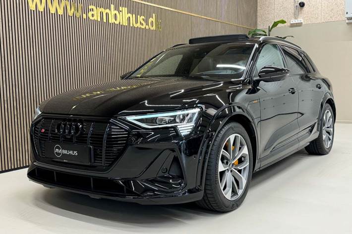 Sort Audi e-tron S fra 2022 set udefra