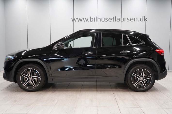 Sort Mercedes EQA300 fra 2023 set udefra