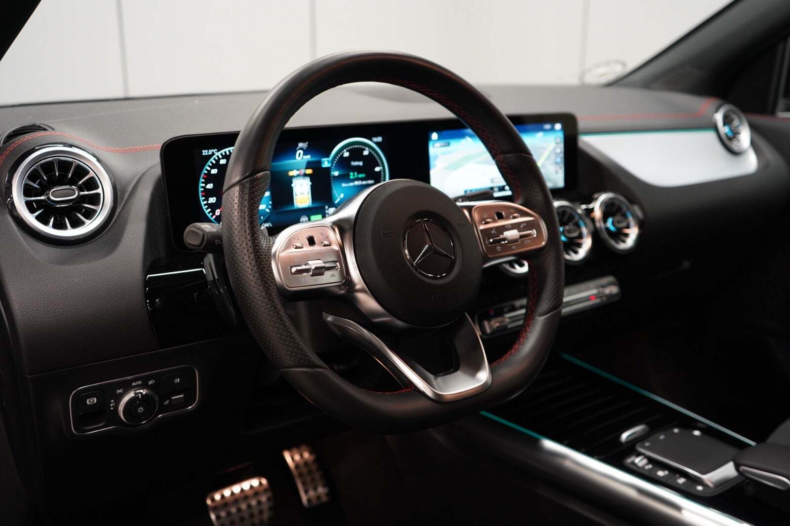 Sort Mercedes EQA300 fra 2023 set indefra