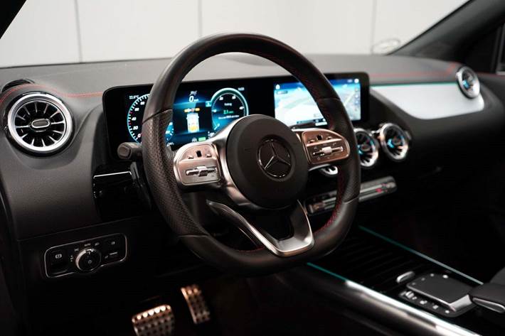 Sort Mercedes EQA300 fra 2023 set indefra