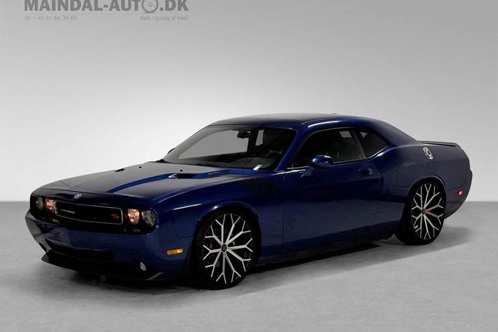 Blå Dodge Challenger fra 2010 set udefra