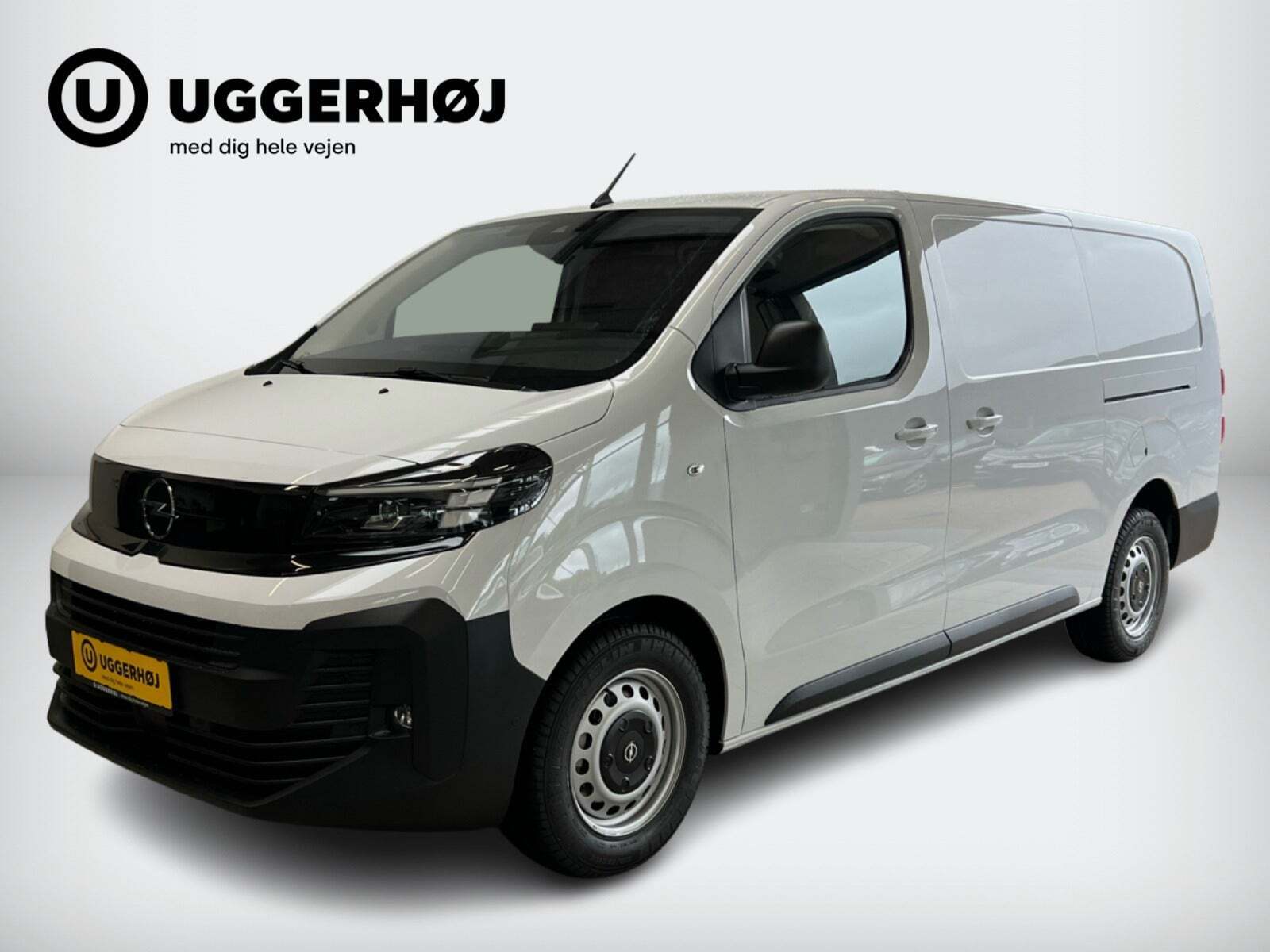 Hvid Opel Vivaro fra 2025 set udefra