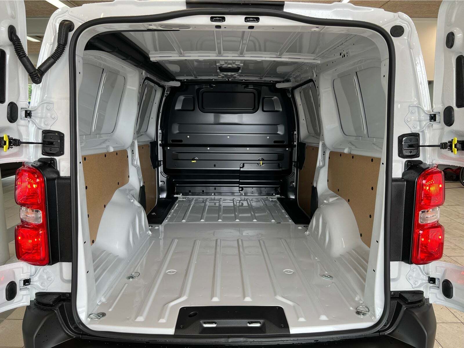 Hvid Opel Vivaro fra 2025