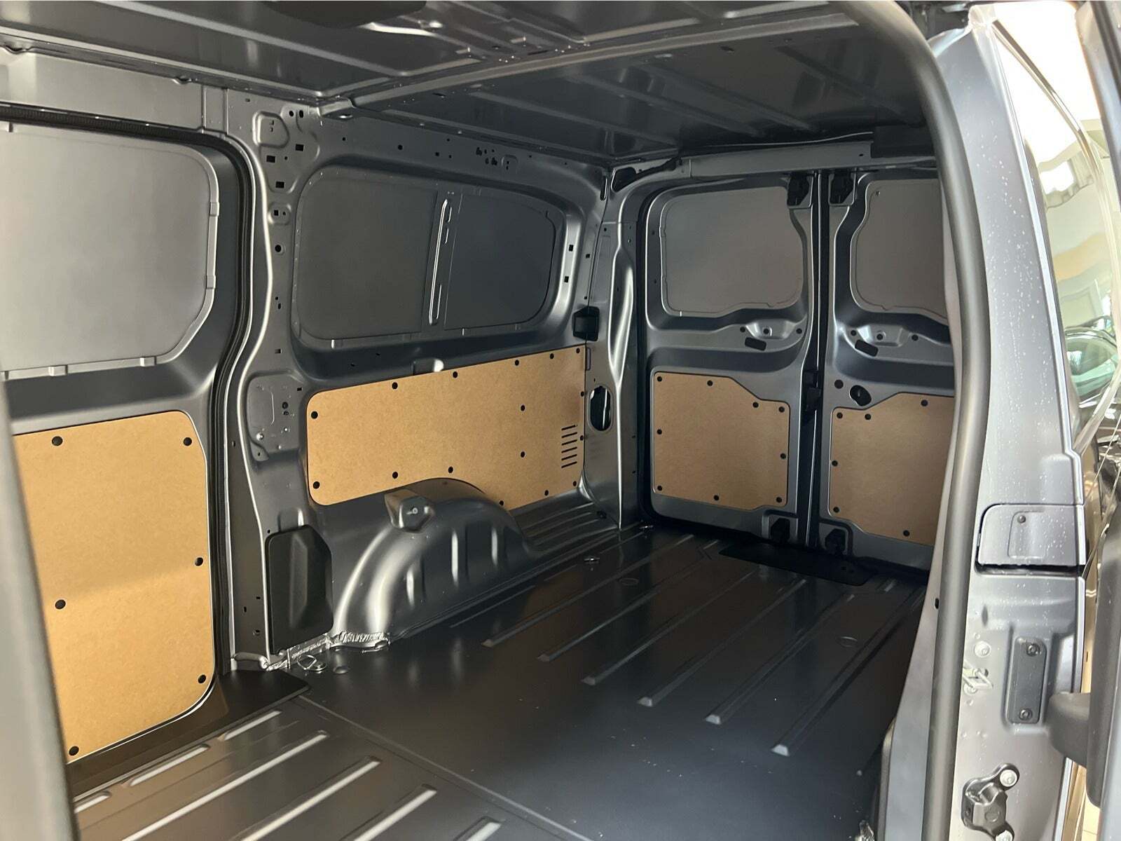 Grå Opel Vivaro fra 2025