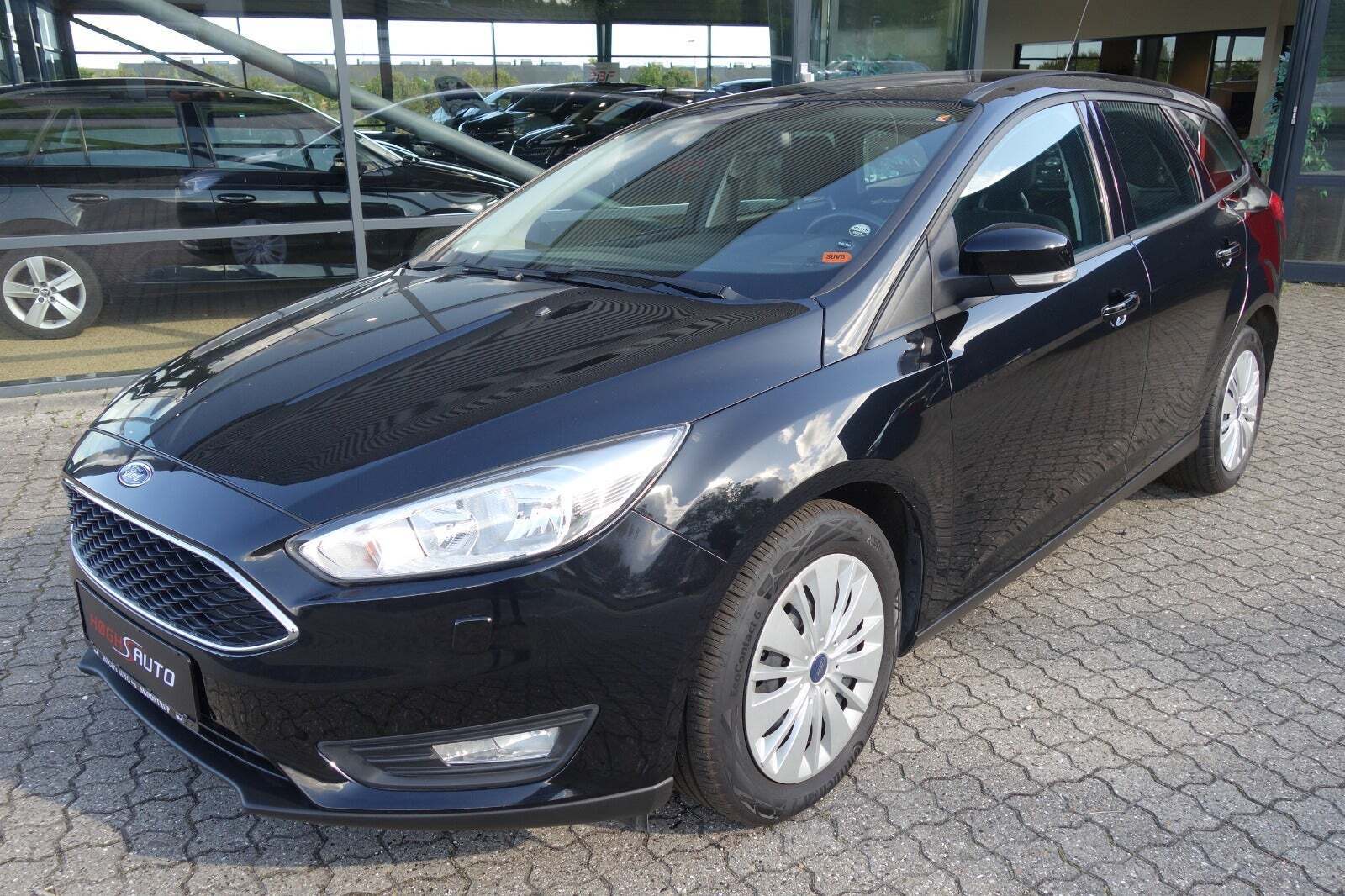 Sort Ford Focus fra 2015 set udefra