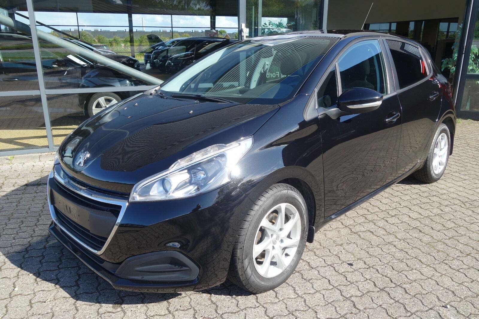 Sort Peugeot 208 fra 2016 set udefra